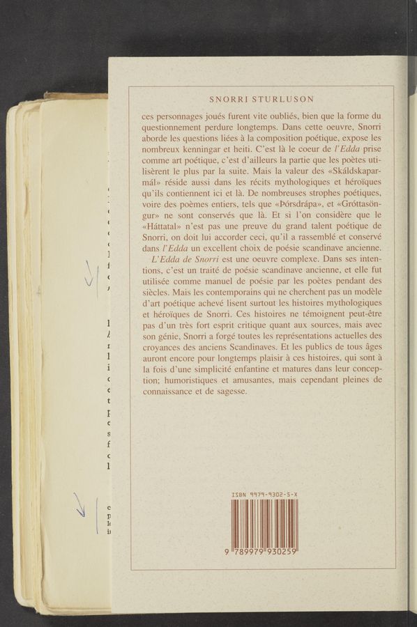 Page text (OCR generated): SNORRISTURLUSON
~1mnr \
”a -—- may...“ a...”
l
I.
I
l
i
c
c
t
l
e
s
f
c
l ‘
1<
i1
ces personnages joués furent Vite oublie’s, bien que la forme du
questionnement perdure longtemps. Dans cette oeuvre, Snorri
aborde les questions liées a la composition poétique, expose les
nombreux kenningar et heiti. C’est la le coeur de l’Edda prise
comme art poetique, c’est d’ailleurs la partie que les poetes uti-
liserent le plus par la suite. Mais la valeur des «Skaldskapar—
mal» reside aussi dans les récits mythologiques et héroi'ques
qu’i-ls contiennent ici et la. De nombreuses strophes poétiques,
voire des poemes entiers, tels que «Porsdrapa», et «Grottason-
gur» ne sont conserves que la. Et si l’on considere que le
«Hattatal» n’est pas une preuve du grand talent poétique de
Snorri, on doit lui accorder ceci, qu’il a rassemblé et conserve
dans l’Edda un excellent choix de poésie scandinave ancienne.
L’Edda de Snorri est une oeuvre complexe. Dans ses inten-
tions, c’est un traité de poésie scandinave ancienne, et elle fut
utilisée comme manuel de poésie par les poetes pendant des
siecles. Mais les contemporains qui ne cherchent pas un modele
d’art poétique achevé lisent surtout les histoires mythologiques
et héroi'ques de Snorri. Ces histoires ne témoignent peut—étre
pas d’un tres fort esprit critique quant aux sources, mais avec
son genie, Snorri a forge toutes les representations actuelles des
croyances des anciens Scandinaves. Et les publics de tous ages
auront encore pour longtemps plaisir a ces histoires, qui sont a
la fois d’une simplicite enfantine et matures dans leur concep-
tion; humoristiques et amusantes, mais cependant pleines de
connaissance et de sagesse.
ISBN CH'H-‘lBDE-S-X
9 789979 930259
