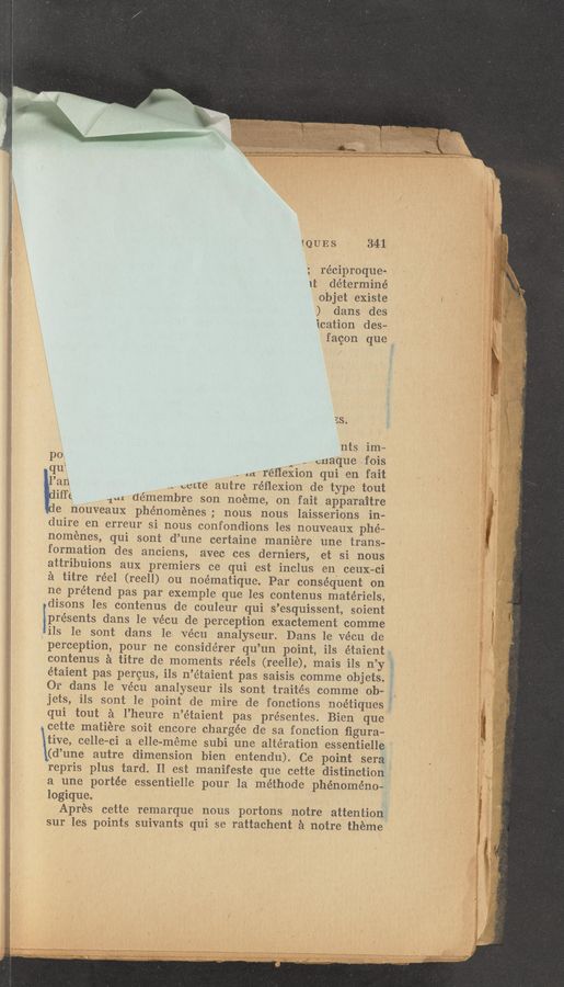 Page text (OCR generated): [QUES 341
; réciproque—
1t 'd‘éterminé
objet existe
) dans des
ication des—
fagon que ‘_
as.
nts im~
PO - - enaque fois
qU‘ ,- la réﬂexion qui "en fait
1’311 (. Vette autre re'ﬂexion de type tout
life in; démembre son noeme, on fait apparaitre
e nouveaux ph-énoménes; nous nous laisserions in»
duire en erreur si nous eonfondions les nouveaux phe-
noménes, qui sont d’une certaine maniere une trans-
formation des aneiens, avec ces dernier‘s, et si nous
attribuions aux premiers ee qui est inelus en ceuX—ci
a titre réel (reell) ou noématique. Par consequent on
no prétend pas par exemple que les contenus mate'riels,
disons les contenus de couleur qui s’esquissent, soient
presents dans le ve'cu de perception exactement comme
tils 1e sont dans le Vécu analyseur. Dans le Véeu de
perception, pour ne considerer qu’un point, ils étaient,
‘
contenus a titre de moments réels (reelle), mais ils n’y
étaient pas pergus, ils n’étaient pas saisis comme objets.
Or dans le véeu analyseur ils sont trait‘és comme Ob":
jets, ils sont 1e point de mire de fonctions noétiques?
qui tout a l’heure n’étaient pas présentes. Bien que
- eette matiére soit encore charge’e de sa fonction ﬁgura—
tive, celle—ci a elle-méme subi une alteration es-sentielle
(d’une autre dimension bien entendu). Ce point sera
repris plus tard. Il est manifeste que eette distinction
a une portée essentielle pour la méthode phénome’no—
logique.
Aprés cette remarque nous portons notre attention
sur les points suivants qui ‘se rattachent :21 notre theme