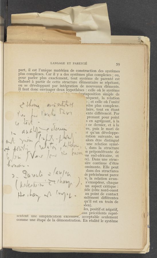 Page text (OCR generated): .2?E!1.Iv 'r..m;< '-‘ _ ’ ' 13.5» -<?"’ :.. " " *
8 3.3-3 ,3; ,._, I
LANGAGE ET PARENTE 59
part, il est l’unique matériau de construction des systemes
plus complexes. Car i1 y a des systemes plus complexes ; ou,
pour parler plus exactement, tout systeme de parenté est
élaboré a partir de cette structure élémentaire se répétant,
ou se développant par integration de nouveauX elements.
11 faut donc envisager deuX hypotheses : celle ou le systeme
' - ’ ’ ‘ “ ‘“%‘--~:%%3;gtapositi_on simple de
. , rdre plus complexe.
3 3 ‘ ' laire, tout en étant
i I 3 . i3 3 3 exte différencie’. Par
3 prenant pour point
~ 3 “ ' i *4 3 - 5 en agrégeant, a la
" . . 3 e ce dernier, et a la
[ \ere, 'puis le mari de
3 :3 3 33 i 3 " 3r gu’un develop p e-
. f 3 . , :ratlon su1vante, un
i alors étre distingué
33 A 333 une relation symé—
3 3 t, dans la structure
3 3 _ ‘)n préponde’rante de
3 38a sud—africaine, vet
. _ re). " Dans une struc-
“ aire continue d’étre
3 3 ominante. Elle peut
3... 3 ., 3 dans des structures
3 3 3. ' - LlS précis e’ment parce
l ‘ ‘3 3 re, la relation avun-
3 _, 3 s’exaspérer, chaque
3 ‘- 3 un aspect critique I
3 3 ' aide (cote nord—ouest
" au pomt de contact
)ndément différentes
qu’il est en train de
)éen).
iles, positif et ne’gatif,
nas precedents repré—
sentent une s1mp11ncation excesswe, acceptable seulement
comme une étape de la demonstration. En re’alité le systeme
M
3’3
3" w:
7‘8
p%
33’ "‘
311' g?
336! 3, gm
.. i A .3. 33:};
3’ 33 ‘ 3 7 3353 *3» ‘33 ‘3.
g t 3135‘ . J‘ ‘3; " "'“‘ ‘3'??? s Q
Leéw‘g 3 3333;333:333” W33 33333333 3" £33
.3 _. ‘: v'_v,.; 3‘
i _ .r - \- - 3‘ "‘3 ‘ '
~~ .. ,_M4wv‘<\-~3v“--M“‘A”ﬁ\ \'
ream- ﬂW‘ , 3%,-..dJWJ 'tn
. . ”M’séquent, la relation,
3 4 a 33 - 3 3 3; et celle ou l’unité
n—m _-./‘.Mf—A__-...I '. .3. _ 3...:4
..... T-M-M .__-
m 1‘“ ». <— ‘
3 3 .. l
sur—
"W.'-rzl-‘~.-4'~3x ‘.
.Wuk “wrmimmﬁﬂvw‘ﬁ __
\ {7&amp;1}: .
-L 3.‘ Us I. . , w . r_A.
_ r44 . 3.. .m‘., X
.._4,,;‘-3§1..«~.w .1? 3. _ 3 . L _ 3 .3 » 3 ,. 3.
<3 3- .333.
.3- .. ﬁgugmiymdrgfa.
‘ -./ . “‘..‘ ~'
‘3 _ . '1 ‘ 1r
3» - .
. vk
WM.._- ”W-J‘;.~N¢L m
A- ‘3 3 ‘ I. . ""“‘<"<" : 7 1 «-'
- '“sw-U ‘ 5.3”" '
in -. . a ,3» .
.4... , 4L
\V‘fC‘P‘O. W2. «1- AM‘ A
2.224...” *:~3;.,;‘_-m- ‘3 _
.. .
4..)
cv-
'-
v; “53.. .- .uv' 3...»,
33...“ :45W3 33...th ~33» 1-» ~ sun”