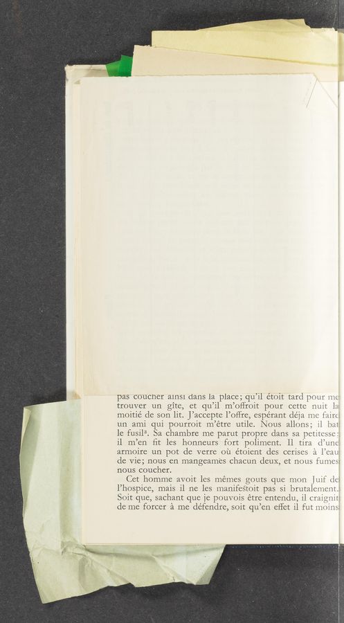 Page text (OCR generated): pas coucner 2111151 dans la place; qu’il étoit tard pom me
trouver un gite, et qu’ﬂ m’ofﬁoit pour cette nuit 1:»
moitié de son lit. J’accepte l’ofﬁc, espérant déja mc fairci
un ami qui pourroit m’étre utile. Nous allons; i]. bat:
le fusil3. Sa chambre me parut propre dans sa petitesseg;
il m’en ﬁt les honneurs fort poliment. 11 tira d’une?
armoire un pot de verre ou étoient des cerises £1 l’eau:
de vie; nous en mangeam'es chacun deuX, ct nous fumes
nous coucher.
Cet homme avoit les mémes gouts que mon Juif de‘}
l’hospice, mais i1 no 165 manifestoit pas si brutalement;
Soit que, sachant que je pouvois étrc cntendu, ﬂ craignit;
dc me forest :1 me défendre, soit qu’en effct il fut moinsi: